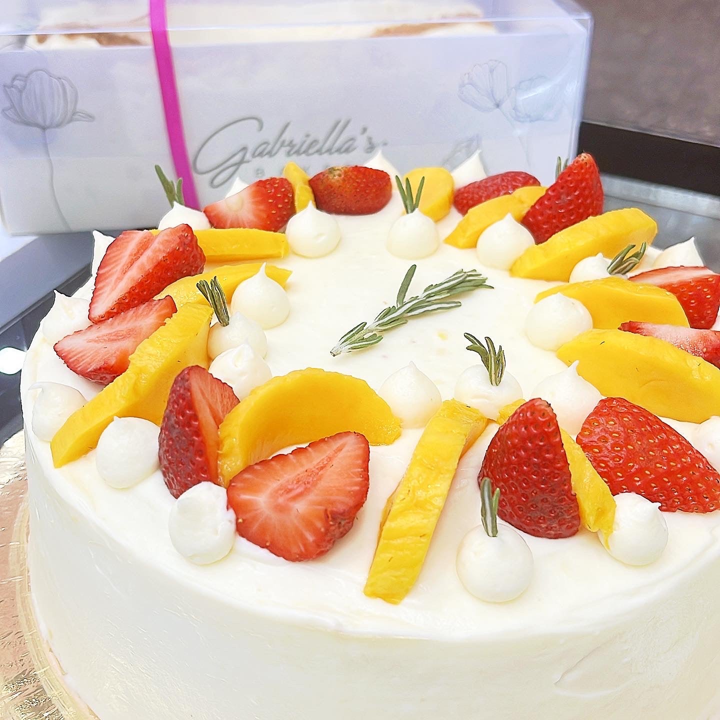 Pastel 3 Leches, Mango & Fresas