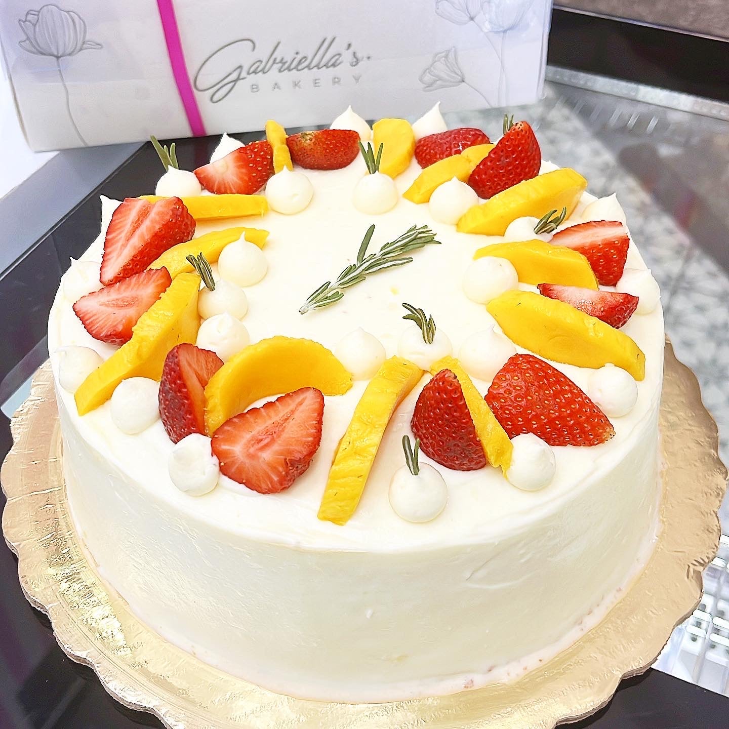 Pastel 3 Leches, Mango & Fresas