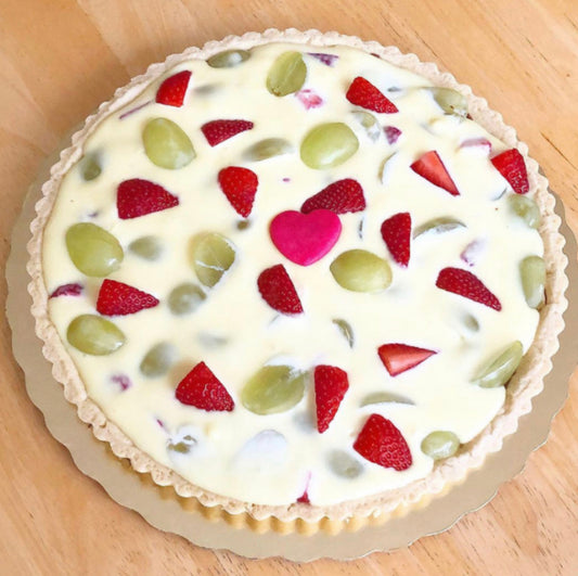 Tarta de chocolate blanco con fresas y uvas